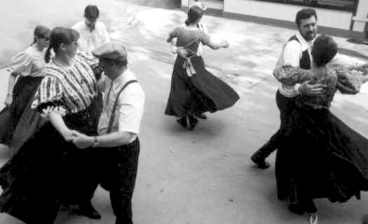 Dancers at Six Flags, 19Kb